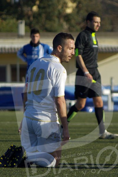 Checco Fera in ginocchio